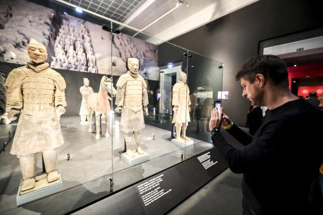 (251126) -- BUDAPEST, Nov. 26, 2025 (Xinhua) -- A visitor takes photos of exhibits during the media preview of the exhibition "The Civilization of the Qin and Han Dynasties -- The First Chinese Emperor's Terracotta Warriors" at the Museum of Fine Arts in Budapest, Hungary on Nov. 26, 2025. (Photo by David Balogh/Xinhua)