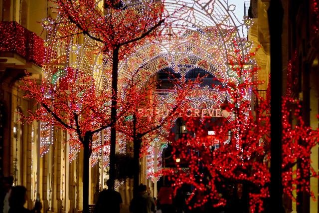 (251126) -- BEIRUT, Nov. 26, 2025 (Xinhua) -- Photo taken on Nov. 26, 2025, shows a street adorned with Christmas decorations in Beirut, Lebanon. (Photo by Bilal Jawich/Xinhua)