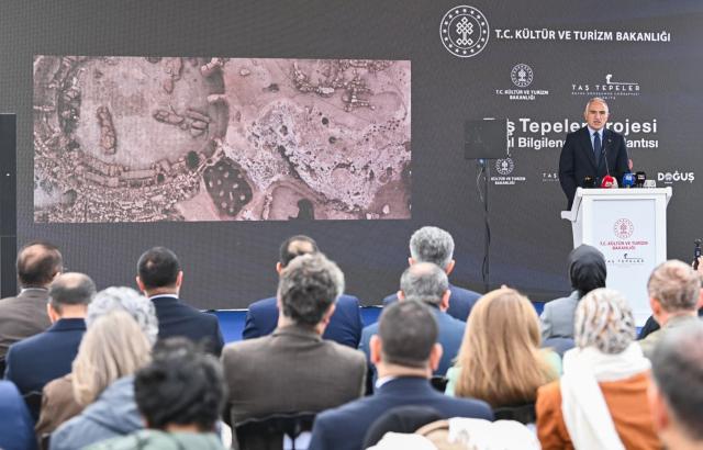 (251126) -- ANKARA, Nov. 26, 2025 (Xinhua) -- Turkish Culture and Tourism Minister Mehmet Nuri Ersoy announces new Neolithic-era findings from the Tas Tepeler project in Sanliurfa, Türkiye, Nov. 26, 2025. Türkiye has unveiled new discoveries at Tas Tepeler, one of the country's largest archaeology projects shedding light on the Neolithic era, a cabinet minister said on Wednesday. (Mustafa Kaya/Handout via Xinhua)
