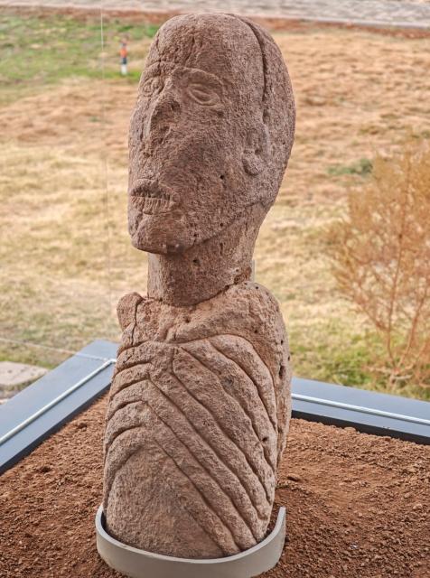 (251126) -- ANKARA, Nov. 26, 2025 (Xinhua) -- Photo taken on Nov. 26, 2025, shows new Neolithic-era findings at the Tas Tepeler project in Sanliurfa, Türkiye. Türkiye has unveiled new discoveries at Tas Tepeler, one of the country's largest archaeology projects shedding light on the Neolithic era, a cabinet minister said on Wednesday. (Mustafa Kaya/Handout via Xinhua)