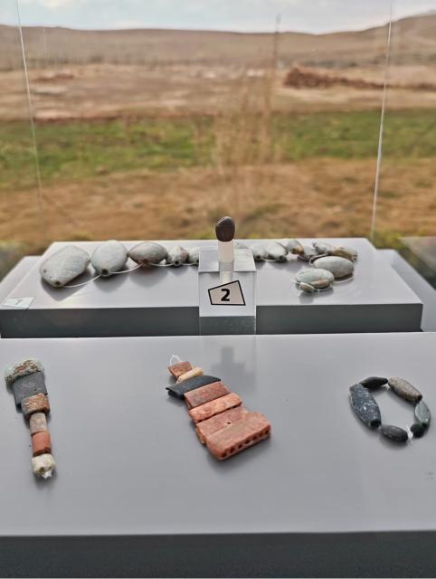 (251126) -- ANKARA, Nov. 26, 2025 (Xinhua) -- Photo taken on Nov. 26, 2025, shows new Neolithic-era findings at the Tas Tepeler project in Sanliurfa, Türkiye. Türkiye has unveiled new discoveries at Tas Tepeler, one of the country's largest archaeology projects shedding light on the Neolithic era, a cabinet minister said on Wednesday. (Mustafa Kaya/Handout via Xinhua)
