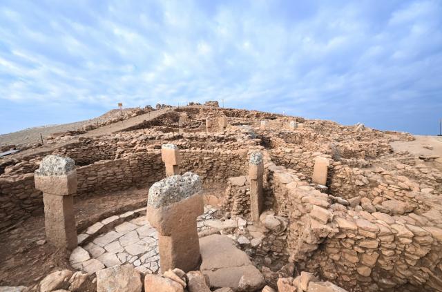 (251126) -- ANKARA, Nov. 26, 2025 (Xinhua) -- Photo taken on Nov. 26, 2025, shows a view of Karahantepe archaeological site in Sanliurfa, Türkiye. Türkiye has unveiled new discoveries at Tas Tepeler, one of the country's largest archaeology projects shedding light on the Neolithic era, a cabinet minister said on Wednesday. (Mustafa Kaya/Handout via Xinhua)