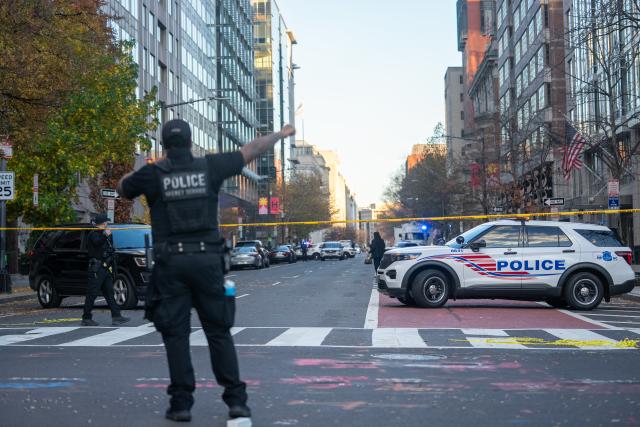 (251126) -- WASHINGTON, Nov. 26, 2025 (Xinhua) -- Police keep a presence following the shooting of two U.S. National Guard members near the White House in Washington, D.C., the United States, on Nov. 26, 2025. Two U.S. National Guard members were shot near the White House on Wednesday and a suspect is in custody, according to local authorities. (Xinhua/Hu Yousong)