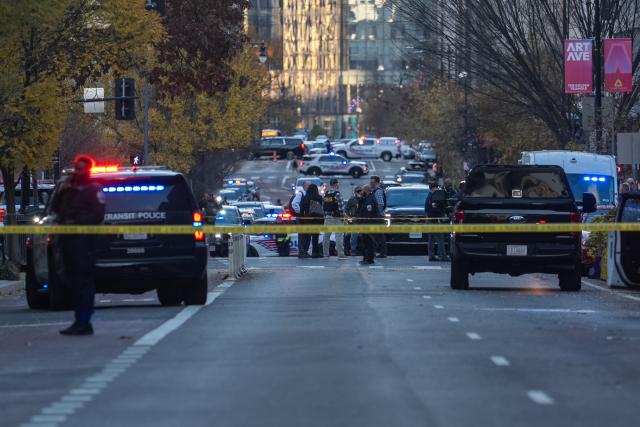 (251126) -- WASHINGTON, Nov. 26, 2025 (Xinhua) -- Police keep a presence following the shooting of two U.S. National Guard members near the White House in Washington, D.C., the United States, on Nov. 26, 2025. Two U.S. National Guard members were shot near the White House on Wednesday and a suspect is in custody, according to local authorities. (Xinhua/Hu Yousong)