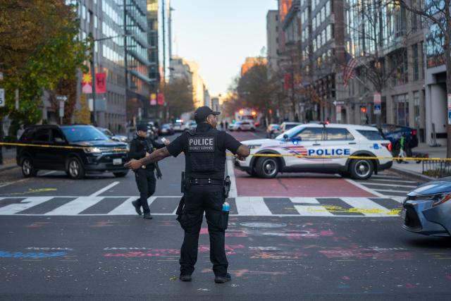 (251126) -- WASHINGTON, Nov. 26, 2025 (Xinhua) -- Police keep a presence following the shooting of two U.S. National Guard members near the White House in Washington, D.C., the United States, on Nov. 26, 2025. Two U.S. National Guard members were shot near the White House on Wednesday and a suspect is in custody, according to local authorities. (Xinhua/Hu Yousong)