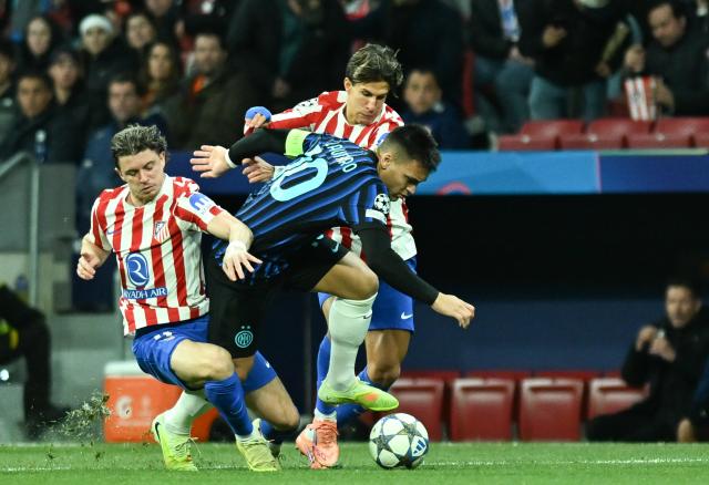 (251127) -- MADRID, Nov. 27, 2025 (Xinhua) -- Lautaro Martinez (R) of Inter Milan competes during the UEFA Champions League football match between Atletico de Madrid and Inter Milan in Madrid, Spain, Nov. 26, 2025. (Xinhua/Cheng Min)