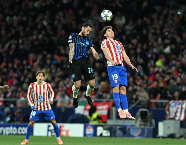 (251127) -- MADRID, Nov. 27, 2025 (Xinhua) -- Hakan Calhanoglu (top L) of Inter Milan vies for a header during the UEFA Champions League football match between Atletico de Madrid and Inter Milan in Madrid, Spain, Nov. 26, 2025. (Xinhua/Cheng Min)