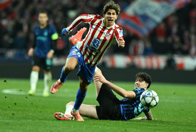(251127) -- MADRID, Nov. 27, 2025 (Xinhua) -- Giuliano Simeone (L) of Atletico de Madrid competes during the UEFA Champions League football match between Atletico de Madrid and Inter Milan in Madrid, Spain, Nov. 26, 2025. (Xinhua/Cheng Min)