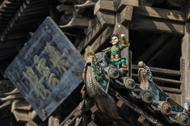 (251127) -- BEIJING, Nov. 27, 2025 (Xinhua) -- This photo taken on Nov. 12, 2025 shows decorative parts on the rooftop of an ancient building at Dongyue Temple in Wanrong County of north China's Shanxi Province. Auspicious creatures are often seen on the rooftops of ancient architecture in north China's Shanxi Province. Those creatures, originally used for water-proofing, moisture-proofing and ridge protection, have evolved through the times and formed the shapes of dragon, phoenix and lion, conveying people's wishes of warding off evil and fire, and also bringing fortune. Gradually, they became the symbols of power judged by the number, quality and colors in ancient times. (Xinhua/Cao Yang)