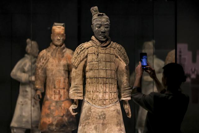 (251127) -- BEIJING, Nov. 27, 2025 (Xinhua) -- A visitor takes photos of exhibits during the media preview of the exhibition "The Civilization of the Qin and Han Dynasties -- The First Chinese Emperor's Terracotta Warriors" at the Museum of Fine Arts in Budapest, Hungary on Nov. 26, 2025. (Photo by David Balogh/Xinhua)