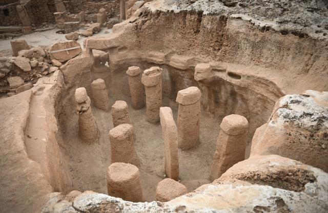 (251127) -- BEIJING, Nov. 27, 2025 (Xinhua) -- This photo taken on Nov. 26, 2025 shows a view of Karahantepe archaeological site in Sanliurfa, Türkiye. Türkiye has unveiled new discoveries at Tas Tepeler, one of the country's largest archaeology projects shedding light on the Neolithic era, a cabinet minister said on Wednesday. (Mustafa Kaya/Handout via Xinhua)