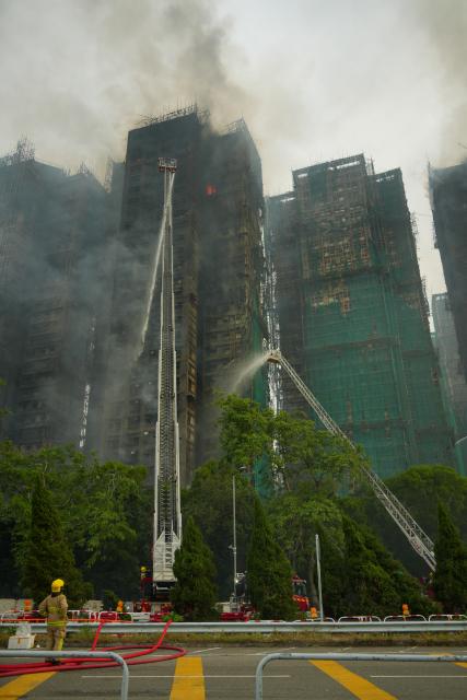 (251127) -- HONG KONG, Nov. 27, 2025 (Xinhua) -- This photo shows a residential area fire site in Hong Kong, south China, Nov. 27, 2025. Three men have been arrested for suspected manslaughter in a fire that broke out in Wang Fuk Court, a residential area in Tai Po of Hong Kong, on Wednesday afternoon, the Hong Kong Police Force said at a press briefing on Thursday.
   The fire had left 44 people dead and 45 others injured by early Thursday morning, the police said. (Xinhua/Zhu Wei)