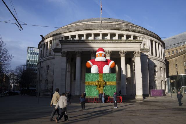 (251127) -- MANCHESTER, Nov. 27, 2025 (Xinhua) -- People walk past Christmas decorations in Manchester, Britain, Nov. 26, 2025. British Chancellor of the Exchequer Rachel Reeves unveiled the 2025 Budget on Wednesday, pledging that the government will neither return the country to austerity nor allow public spending and borrowing to spiral, while vowing to ease pressures on the cost of living.
  According to a statement published on the British government's website, Reeves set out a wide range of proposals on public spending and taxation aimed at reducing borrowing and debt, safeguarding essential public services, stimulating economic growth, improving tax fairness, and advancing welfare reforms. (Photo by Jon Super/Xinhua)