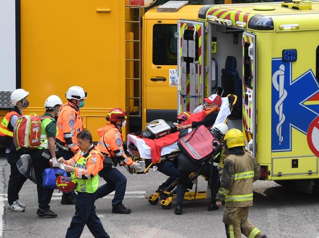 (251127) -- HONG KONG, Nov. 27, 2025 (Xinhua) -- Rescuers transfer an injured person at a residential area fire site in Hong Kong, south China, Nov. 27, 2025. Three men have been arrested for suspected manslaughter in a fire that broke out in Wang Fuk Court, a residential area in Tai Po of Hong Kong, on Wednesday afternoon, the Hong Kong Police Force said at the press briefing on Thursday.
   The fire had left 44 people dead and 45 others injured by early Thursday morning, the police said. (Xinhua/Chen Duo)