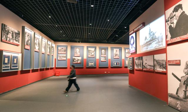 (251127) -- BEIJING, Nov. 27, 2025 (Xinhua) -- A woman visits the exhibition titled "For a Common Cause: From the Spanish Battlefield to China's War of Resistance Against Japanese Aggression" held at the Museum of the Communist Party of China (CPC) in Beijing, capital of China, Nov. 14, 2025. (Xinhua/Yin Gang)