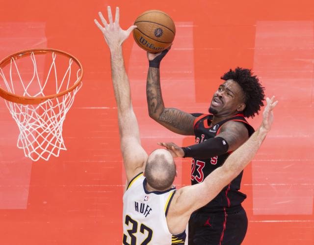 (251127) -- TORONTO, Nov. 27, 2025 (Xinhua) -- Jamal Shead (R) of Toronto Raptors goes for a layup during the 2025-2026 NBA Cup group match between Toronto Raptors and Indiana Pacers in Toronto, Canada, on Nov. 26, 2025. (Photo by Zou Zheng/Xinhua)