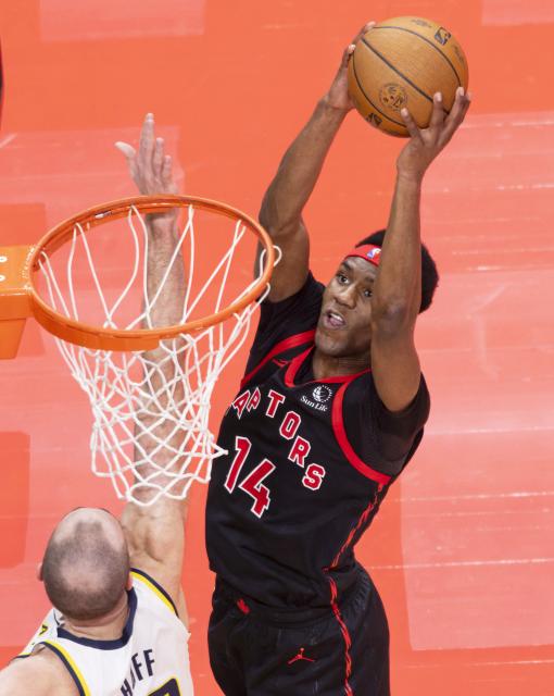 (251127) -- TORONTO, Nov. 27, 2025 (Xinhua) -- Ja'Kobe Walter (R) of Toronto Raptors dunks during the 2025-2026 NBA Cup group match between Toronto Raptors and Indiana Pacers in Toronto, Canada, on Nov. 26, 2025. (Photo by Zou Zheng/Xinhua)