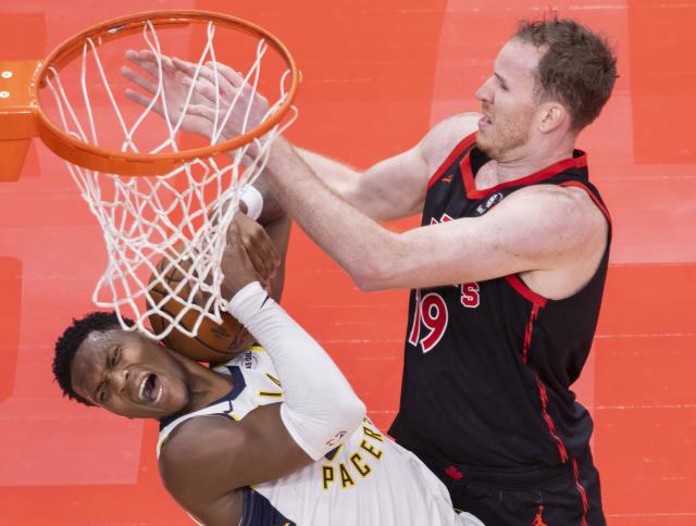 (251127) -- TORONTO, Nov. 27, 2025 (Xinhua) -- Jakob Poeltl (R) of Toronto Raptors vies with Bennedict Mathurin of Indiana Pacers during the 2025-2026 NBA Cup group match between Toronto Raptors and Indiana Pacers in Toronto, Canada, on Nov. 26, 2025. (Photo by Zou Zheng/Xinhua)