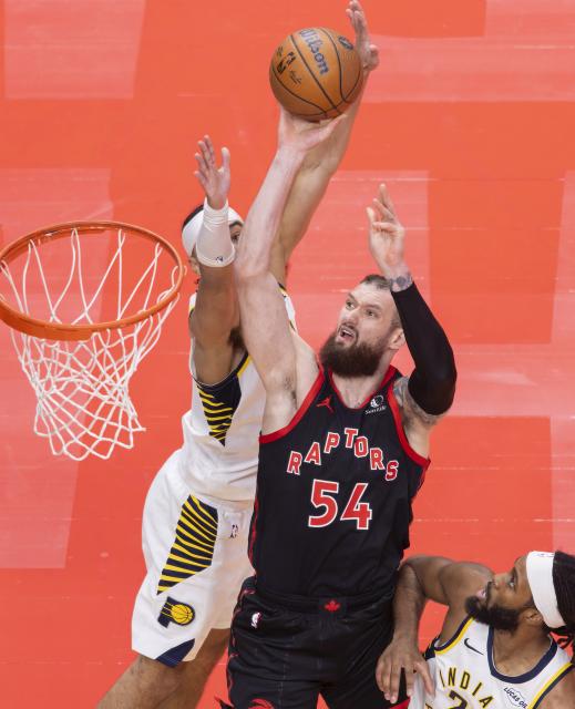(251127) -- TORONTO, Nov. 27, 2025 (Xinhua) -- Sandro Mamukelashvili (C) of Toronto Raptors shoots during the 2025-2026 NBA Cup group match between Toronto Raptors and Indiana Pacers in Toronto, Canada, on Nov. 26, 2025. (Photo by Zou Zheng/Xinhua)