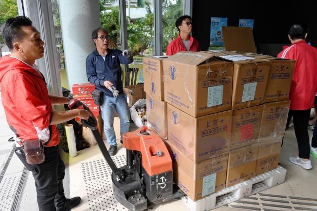 (251127) -- HONG KONG, Nov. 27, 2025 (Xinhua) -- Staff members transfer relief materials donated by citizens at a community in Tai Po of Hong Kong, south China, Nov. 27, 2025. Three men have been arrested for suspected manslaughter in a fire that broke out in Wang Fuk Court, a residential area in Tai Po of Hong Kong, on Wednesday afternoon, the Hong Kong Police Force said at a press briefing on Thursday.
The fire had left 44 people dead and 45 others injured by early Thursday morning, the police said. (Xinhua/Chen Duo)