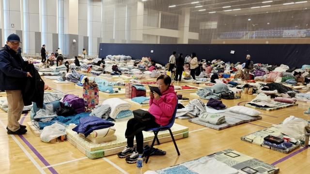 (251127) -- HONG KONG, Nov. 27, 2025 (Xinhua) -- Citizens affected by the fire are resettled in a gym in Tai Po of Hong Kong, south China, Nov. 27, 2025. Three men have been arrested for suspected manslaughter in a fire that broke out in Wang Fuk Court, a residential area in Tai Po of Hong Kong, on Wednesday afternoon, the Hong Kong Police Force said at a press briefing on Thursday.
The fire had left 44 people dead and 45 others injured by early Thursday morning, the police said. (Xinhua/Chen Duo)
