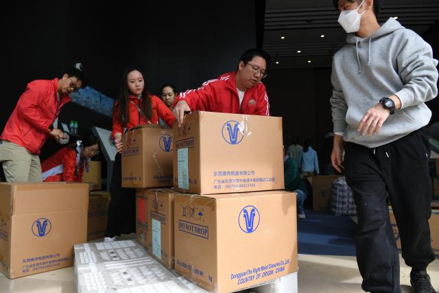 (251127) -- HONG KONG, Nov. 27, 2025 (Xinhua) -- Staff members carry relief materials donated by citizens at a community in Tai Po of Hong Kong, south China, Nov. 27, 2025. Three men have been arrested for suspected manslaughter in a fire that broke out in Wang Fuk Court, a residential area in Tai Po of Hong Kong, on Wednesday afternoon, the Hong Kong Police Force said at a press briefing on Thursday.
The fire had left 44 people dead and 45 others injured by early Thursday morning, the police said. (Xinhua/Chen Duo)