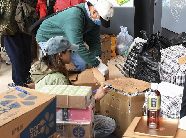 (251127) -- HONG KONG, Nov. 27, 2025 (Xinhua) -- Staff members pack relief materials donated by citizens at a community in Tai Po of Hong Kong, south China, Nov. 27, 2025. Three men have been arrested for suspected manslaughter in a fire that broke out in Wang Fuk Court, a residential area in Tai Po of Hong Kong, on Wednesday afternoon, the Hong Kong Police Force said at a press briefing on Thursday.
The fire had left 44 people dead and 45 others injured by early Thursday morning, the police said. (Xinhua/Chen Duo)