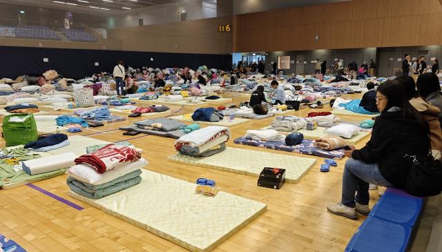 (251127) -- HONG KONG, Nov. 27, 2025 (Xinhua) -- Citizens affected by the fire are resettled in a gym in Tai Po of Hong Kong, south China, Nov. 27, 2025. Three men have been arrested for suspected manslaughter in a fire that broke out in Wang Fuk Court, a residential area in Tai Po of Hong Kong, on Wednesday afternoon, the Hong Kong Police Force said at a press briefing on Thursday.
The fire had left 44 people dead and 45 others injured by early Thursday morning, the police said. (Xinhua/Chen Duo)