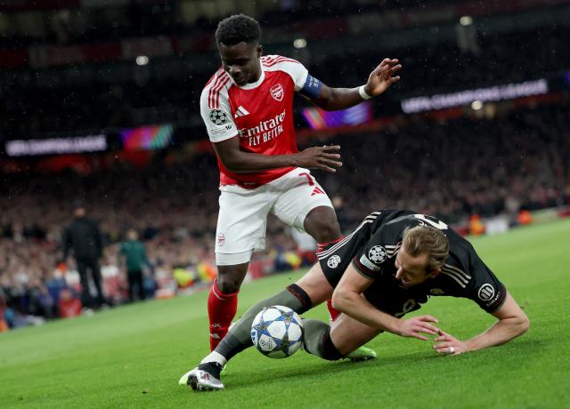 (251127) -- LONDON, Nov. 27, 2025 (Xinhua) -- Arsenal's Bukayo Saka (top) vies with Bayern Munich's Harry Kane during the UEFA Champions League football match between Arsenal and Bayern Munich in London, Britain, Nov. 26, 2025. (Xinhua/Li Ying)
