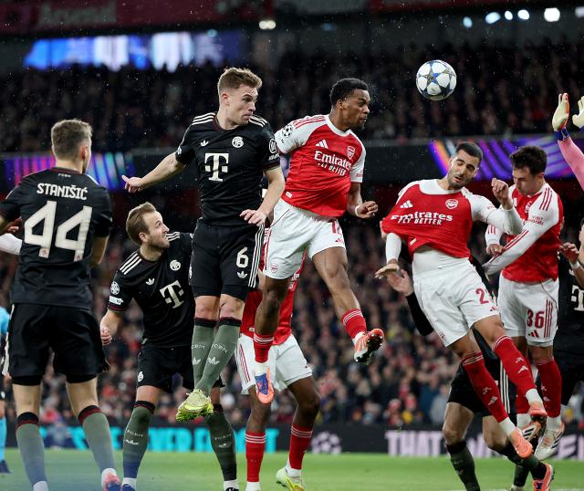 (251127) -- LONDON, Nov. 27, 2025 (Xinhua) -- Arsenal's Jurrien Timber (top R) scores during the UEFA Champions League football match between Arsenal and Bayern Munich in London, Britain, Nov. 26, 2025. (Xinhua/Li Ying)