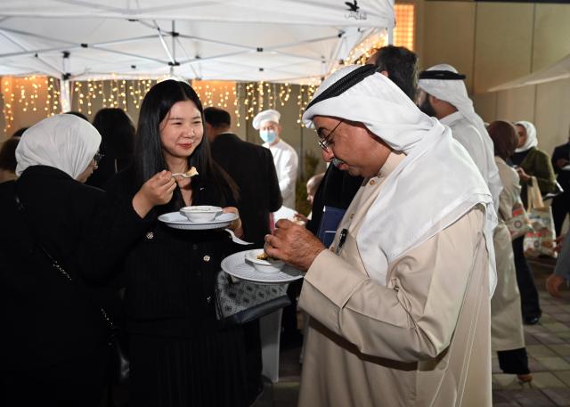 (251127) -- KUWAIT CITY, Nov. 27, 2025 (Xinhua) -- People enjoy Chinese food during the Chinese culture night event at the Chinese Embassy in Kuwait in Hawalli Governorate, Kuwait, Nov. 26, 2025. A Chinese culture night featuring food, music and Mandarin activities was held on Wednesday at the Chinese Embassy in Kuwait.
   The event brought together cultural displays, culinary stations, and language-themed performances, offering local audiences an immersive experience of both traditional and contemporary Chinese culture. (Photo by Asad/Xinhua)