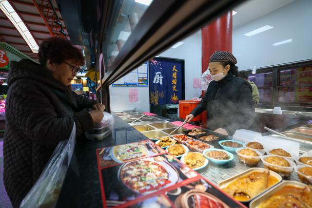 (251127) -- TIANJIN, Nov. 27, 2025 (Xinhua) -- A senior woman shops at Sanshui grocery market in Hexi District of Tianjin, north China, Nov. 25, 2025. With reading room, coffee outlet and grocery stalls brought under the same roof, Sanshui market, a traditional shopping place of more than 20 years old, was given a new life when it went through a refurbishing project and opened to business again in September this year. 
   Thanks to the newly added scenarios, Sanshui is no longer a mere source of daily necessities to the over 30,000 residents in 13 surrounding communities, but also a space to spend their leisure time in.
   The renewal of this grocery market is just one of the many vivid examples of Hexi District's efforts to improve amenities for the local residents. To date, the district is home to 46 "15-minute circles of daily convenience," where local residents are able to meet their daily needs within a 5-minute walk and access quality services within a 15-minute walk. (Xinhua/Sun Fanyue)