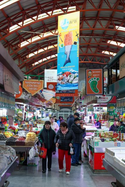 (251127) -- TIANJIN, Nov. 27, 2025 (Xinhua) -- People shop at Sanshui grocery market in Hexi District of Tianjin, north China, Nov. 25, 2025. With reading room, coffee outlet and grocery stalls brought under the same roof, Sanshui market, a traditional shopping place of more than 20 years old, was given a new life when it went through a refurbishing project and opened to business again in September this year. 
   Thanks to the newly added scenarios, Sanshui is no longer a mere source of daily necessities to the over 30,000 residents in 13 surrounding communities, but also a space to spend their leisure time in.
   The renewal of this grocery market is just one of the many vivid examples of Hexi District's efforts to improve amenities for the local residents. To date, the district is home to 46 "15-minute circles of daily convenience," where local residents are able to meet their daily needs within a 5-minute walk and access quality services within a 15-minute walk. (Xinhua/Sun Fanyue)