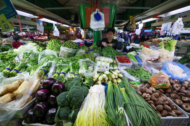(251127) -- TIANJIN, Nov. 27, 2025 (Xinhua) -- This photo shows a vegetable stall inside Sanshui grocery market in Hexi District of Tianjin, north China, Nov. 25, 2025. With reading room, coffee outlet and grocery stalls brought under the same roof, Sanshui market, a traditional shopping place of more than 20 years old, was given a new life when it went through a refurbishing project and opened to business again in September this year. 
   Thanks to the newly added scenarios, Sanshui is no longer a mere source of daily necessities to the over 30,000 residents in 13 surrounding communities, but also a space to spend their leisure time in.
   The renewal of this grocery market is just one of the many vivid examples of Hexi District's efforts to improve amenities for the local residents. To date, the district is home to 46 "15-minute circles of daily convenience," where local residents are able to meet their daily needs within a 5-minute walk and access quality services within a 15-minute walk. (Xinhua/Sun Fanyue)
