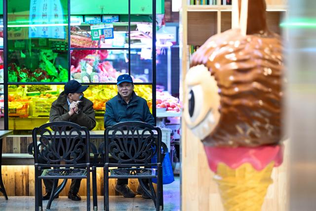 (251127) -- TIANJIN, Nov. 27, 2025 (Xinhua) -- People chat at a leisure corner at Sanshui grocery market in Hexi District of Tianjin, north China, Nov. 25, 2025. With reading room, coffee outlet and grocery stalls brought under the same roof, Sanshui market, a traditional shopping place of more than 20 years old, was given a new life when it went through a refurbishing project and opened to business again in September this year. 
   Thanks to the newly added scenarios, Sanshui is no longer a mere source of daily necessities to the over 30,000 residents in 13 surrounding communities, but also a space to spend their leisure time in.
   The renewal of this grocery market is just one of the many vivid examples of Hexi District's efforts to improve amenities for the local residents. To date, the district is home to 46 "15-minute circles of daily convenience," where local residents are able to meet their daily needs within a 5-minute walk and access quality services within a 15-minute walk. (Xinhua/Zhao Zishuo)