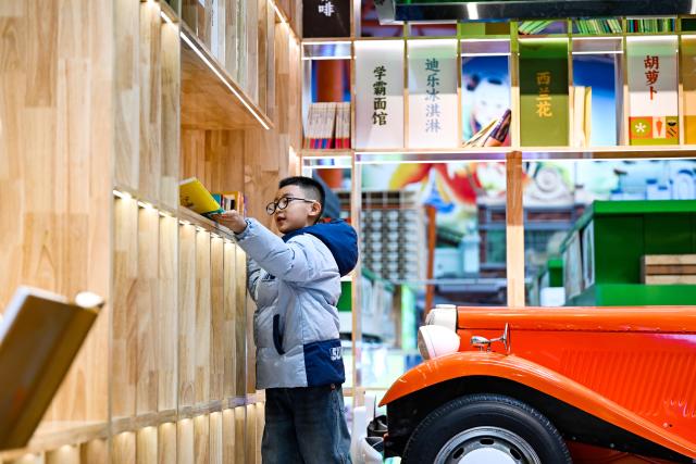 (251127) -- TIANJIN, Nov. 27, 2025 (Xinhua) -- A boy is pictured at a reading room at Sanshui grocery market in Hexi District of Tianjin, north China, Nov. 25, 2025. With reading room, coffee outlet and grocery stalls brought under the same roof, Sanshui market, a traditional shopping place of more than 20 years old, was given a new life when it went through a refurbishing project and opened to business again in September this year. 
   Thanks to the newly added scenarios, Sanshui is no longer a mere source of daily necessities to the over 30,000 residents in 13 surrounding communities, but also a space to spend their leisure time in.
   The renewal of this grocery market is just one of the many vivid examples of Hexi District's efforts to improve amenities for the local residents. To date, the district is home to 46 "15-minute circles of daily convenience," where local residents are able to meet their daily needs within a 5-minute walk and access quality services within a 15-minute walk. (Xinhua/Zhao Zishuo)