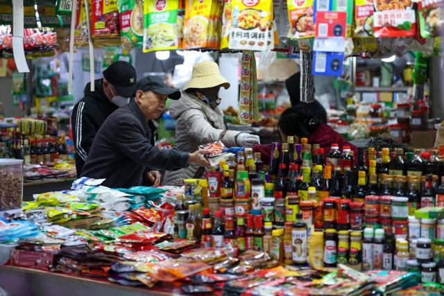 (251127) -- TIANJIN, Nov. 27, 2025 (Xinhua) -- People shop at Sanshui grocery market in Hexi District of Tianjin, north China, Nov. 25, 2025. With reading room, coffee outlet and grocery stalls brought under the same roof, Sanshui market, a traditional shopping place of more than 20 years old, was given a new life when it went through a refurbishing project and opened to business again in September this year. 
   Thanks to the newly added scenarios, Sanshui is no longer a mere source of daily necessities to the over 30,000 residents in 13 surrounding communities, but also a space to spend their leisure time in.
   The renewal of this grocery market is just one of the many vivid examples of Hexi District's efforts to improve amenities for the local residents. To date, the district is home to 46 "15-minute circles of daily convenience," where local residents are able to meet their daily needs within a 5-minute walk and access quality services within a 15-minute walk. (Xinhua/Sun Fanyue)