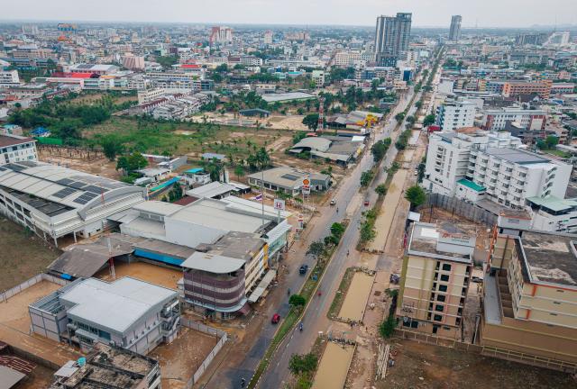 (251127) -- SONGKHLA, Nov. 27, 2025 (Xinhua) -- An aerial drone photo taken on Nov. 27, 2025 shows a flood-hit area in Hat Yai, Songkhla province, Thailand. Authorities said on Wednesday that the death toll from flooding in southern Thailand has reached 33, as continuous heavy monsoon rains have triggered widespread inundation.
   According to the Department of Disaster Prevention and Mitigation, over 980,000 households, which represent approximately 2.7 million people, remained affected by the devastating floods as of Wednesday morning. (Xinhua)