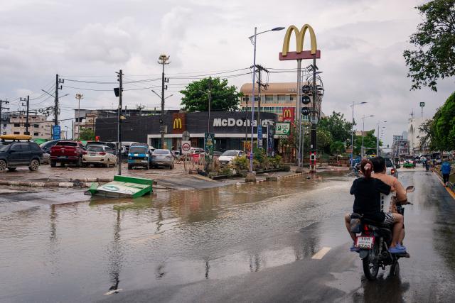 (251127) -- SONGKHLA, Nov. 27, 2025 (Xinhua) -- People ride in a street where the floodwaters have receded, in Hat Yai, Songkhla province, Thailand, Nov. 27, 2025. Authorities said on Wednesday that the death toll from flooding in southern Thailand has reached 33, as continuous heavy monsoon rains have triggered widespread inundation.
   According to the Department of Disaster Prevention and Mitigation, over 980,000 households, which represent approximately 2.7 million people, remained affected by the devastating floods as of Wednesday morning. (Xinhua)