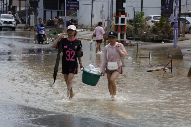 (251127) -- SONGKHLA, Nov. 27, 2025 (Xinhua) -- People wade through flood water in a street in Hat Yai, Songkhla province, Thailand, Nov. 27, 2025. Authorities said on Wednesday that the death toll from flooding in southern Thailand has reached 33, as continuous heavy monsoon rains have triggered widespread inundation.
   According to the Department of Disaster Prevention and Mitigation, over 980,000 households, which represent approximately 2.7 million people, remained affected by the devastating floods as of Wednesday morning. (Xinhua)