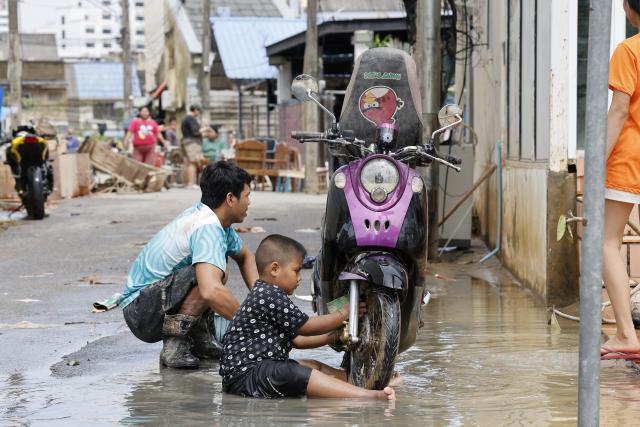 (251127) -- SONGKHLA, Nov. 27, 2025 (Xinhua) -- People check their belongs in a street where the floodwaters have receded, in Hat Yai, Songkhla province, Thailand, Nov. 27, 2025. Authorities said on Wednesday that the death toll from flooding in southern Thailand has reached 33, as continuous heavy monsoon rains have triggered widespread inundation.
   According to the Department of Disaster Prevention and Mitigation, over 980,000 households, which represent approximately 2.7 million people, remained affected by the devastating floods as of Wednesday morning. (Xinhua)