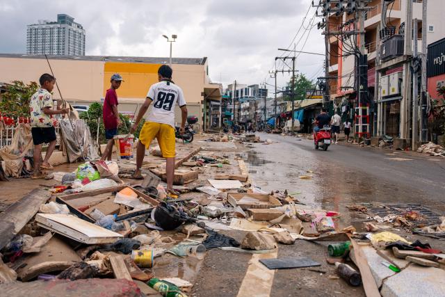 (251127) -- SONGKHLA, Nov. 27, 2025 (Xinhua) -- Children are pictured in a street where the floodwaters have receded, in Hat Yai, Songkhla province, Thailand, Nov. 27, 2025. Authorities said on Wednesday that the death toll from flooding in southern Thailand has reached 33, as continuous heavy monsoon rains have triggered widespread inundation.
   According to the Department of Disaster Prevention and Mitigation, over 980,000 households, which represent approximately 2.7 million people, remained affected by the devastating floods as of Wednesday morning. (Xinhua)