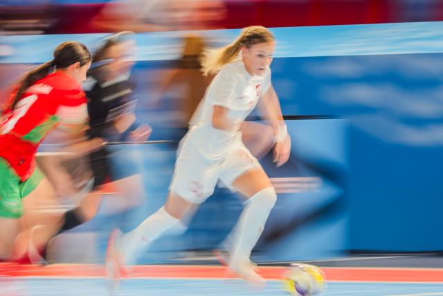 (251127) -- PASIG CITY, Nov. 27, 2025 (Xinhua) -- Aga Bala (R) of Poland competes during the group A match between Morocco and Poland at the FIFA Futsal Women's World Cup 2025 in Pasig City, the Philippines, Nov. 27, 2025. (Xinhua/Rouelle Umali)