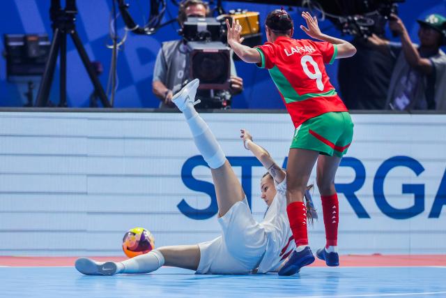 (251127) -- PASIG CITY, Nov. 27, 2025 (Xinhua) -- Nadia Laftah (R) of Morocco competes against Wiktoria Pietrzyk of Poland during the group A match between Morocco and Poland at the FIFA Futsal Women's World Cup 2025 in Pasig City, the Philippines, Nov. 27, 2025. (Xinhua/Rouelle Umali)