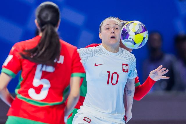 (251127) -- PASIG CITY, Nov. 27, 2025 (Xinhua) -- Klaudia Kubaszek (C) of Poland competes during the group A match between Morocco and Poland at the FIFA Futsal Women's World Cup 2025 in Pasig City, the Philippines, Nov. 27, 2025. (Xinhua/Rouelle Umali)