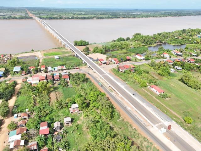 (251127) -- KRATIE, Nov. 27, 2025 (Xinhua) -- An aerial drone photo taken on Nov. 18, 2025 shows the Cambodia-China Mekong Kratie Friendship Bridge in Kratie province, Cambodia. Undertaken by the Shanghai Construction Group, the work on the Cambodia-China Mekong Kratie Friendship Bridge commenced in early 2023. To date, over 98.4 percent of the bridge has been completed.
   TO GO WITH "Feature: Locals thrilled with construction of China-funded Mekong River bridge in NE Cambodia nearing completion" (Shanghai Construction Group/Handout via Xinhua)