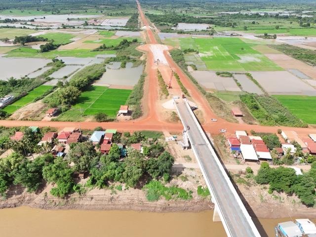 (251127) -- KRATIE, Nov. 27, 2025 (Xinhua) -- An aerial drone photo taken on Nov. 18, 2025 shows the Cambodia-China Mekong Kratie Friendship Bridge in Kratie province, Cambodia. Undertaken by the Shanghai Construction Group, the work on the Cambodia-China Mekong Kratie Friendship Bridge commenced in early 2023. To date, over 98.4 percent of the bridge has been completed.
   TO GO WITH "Feature: Locals thrilled with construction of China-funded Mekong River bridge in NE Cambodia nearing completion" (Shanghai Construction Group/Handout via Xinhua)