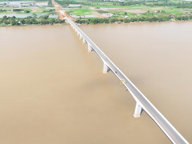 (251127) -- KRATIE, Nov. 27, 2025 (Xinhua) -- An aerial drone photo taken on Nov. 18, 2025 shows the Cambodia-China Mekong Kratie Friendship Bridge in Kratie province, Cambodia. Undertaken by the Shanghai Construction Group, the work on the Cambodia-China Mekong Kratie Friendship Bridge commenced in early 2023. To date, over 98.4 percent of the bridge has been completed.
   TO GO WITH "Feature: Locals thrilled with construction of China-funded Mekong River bridge in NE Cambodia nearing completion" (Shanghai Construction Group/Handout via Xinhua)