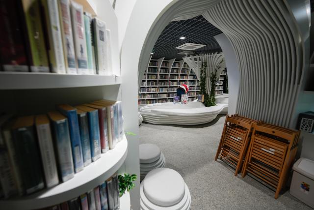 (251127) -- WARSAW, Nov. 27, 2025 (Xinhua) -- This photo taken on Nov. 26, 2025 shows a view of Metroteka, an underground library recently opened at Kondratowicza metro station, in Warsaw, Poland. (Photo by Jaap Arriens/Xinhua)