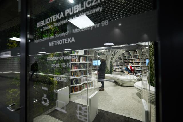 (251127) -- WARSAW, Nov. 27, 2025 (Xinhua) -- People visit Metroteka, an underground library recently opened at Kondratowicza metro station, in Warsaw, Poland, Nov. 26, 2025. (Photo by Jaap Arriens/Xinhua)